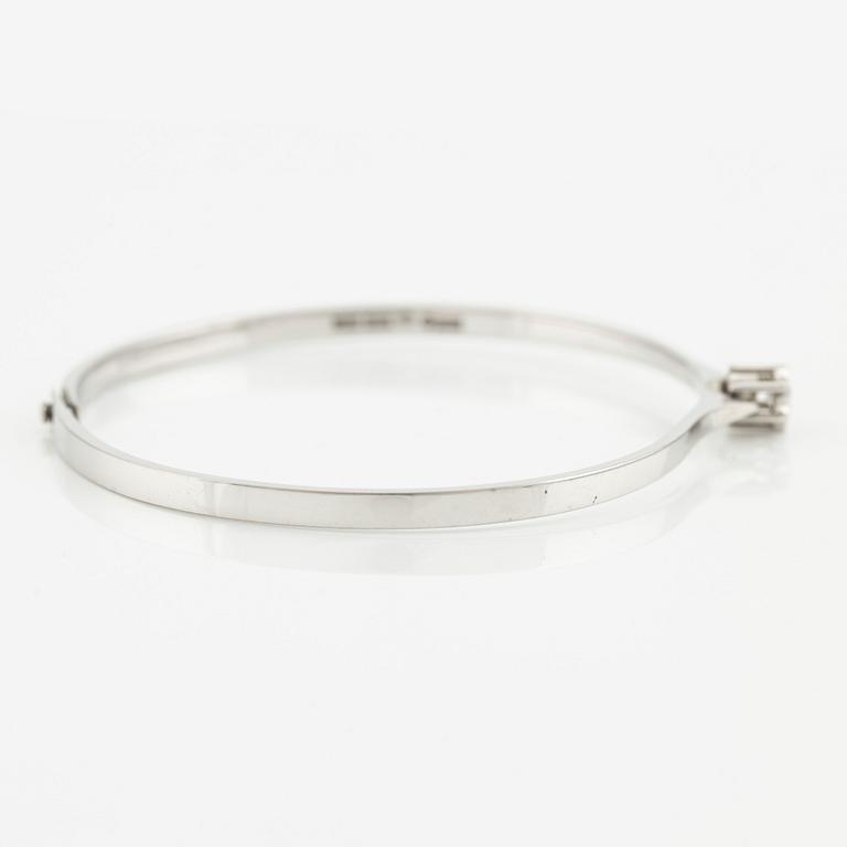 Armring 18K vitguld med en rund briljantslipad diamant.