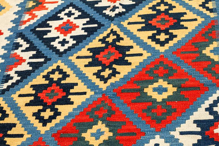 A KILIM KASHGAI, 240 x 169 cm.