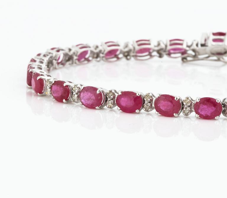 ARMBAND, med rubiner ca 11.90 ct och briljantslipade diamanter ca 0.55 ct.