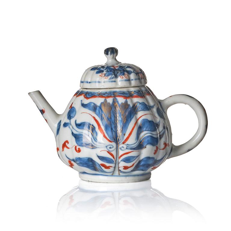 An imari tea pot with cover, Qing dynasty, Kangxi (1662-1722).