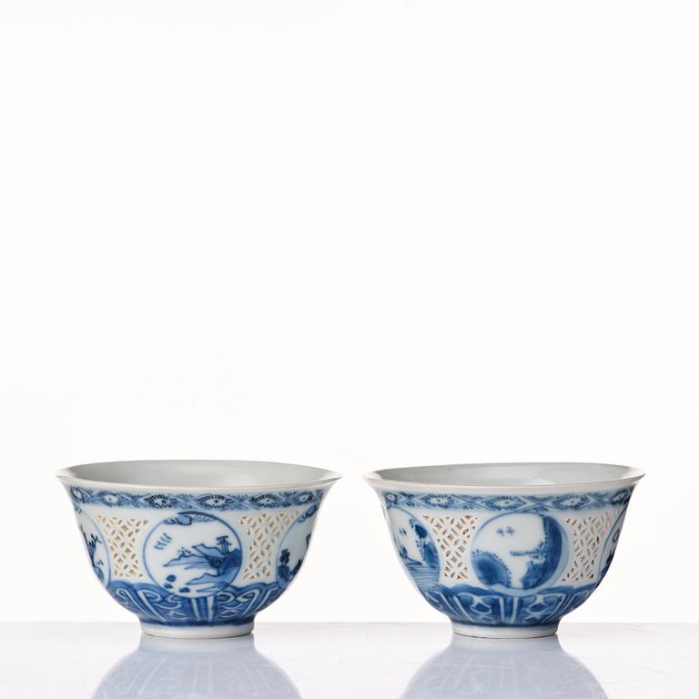 A pair of blue and white reticulated bowls, Transition, 17th Century.