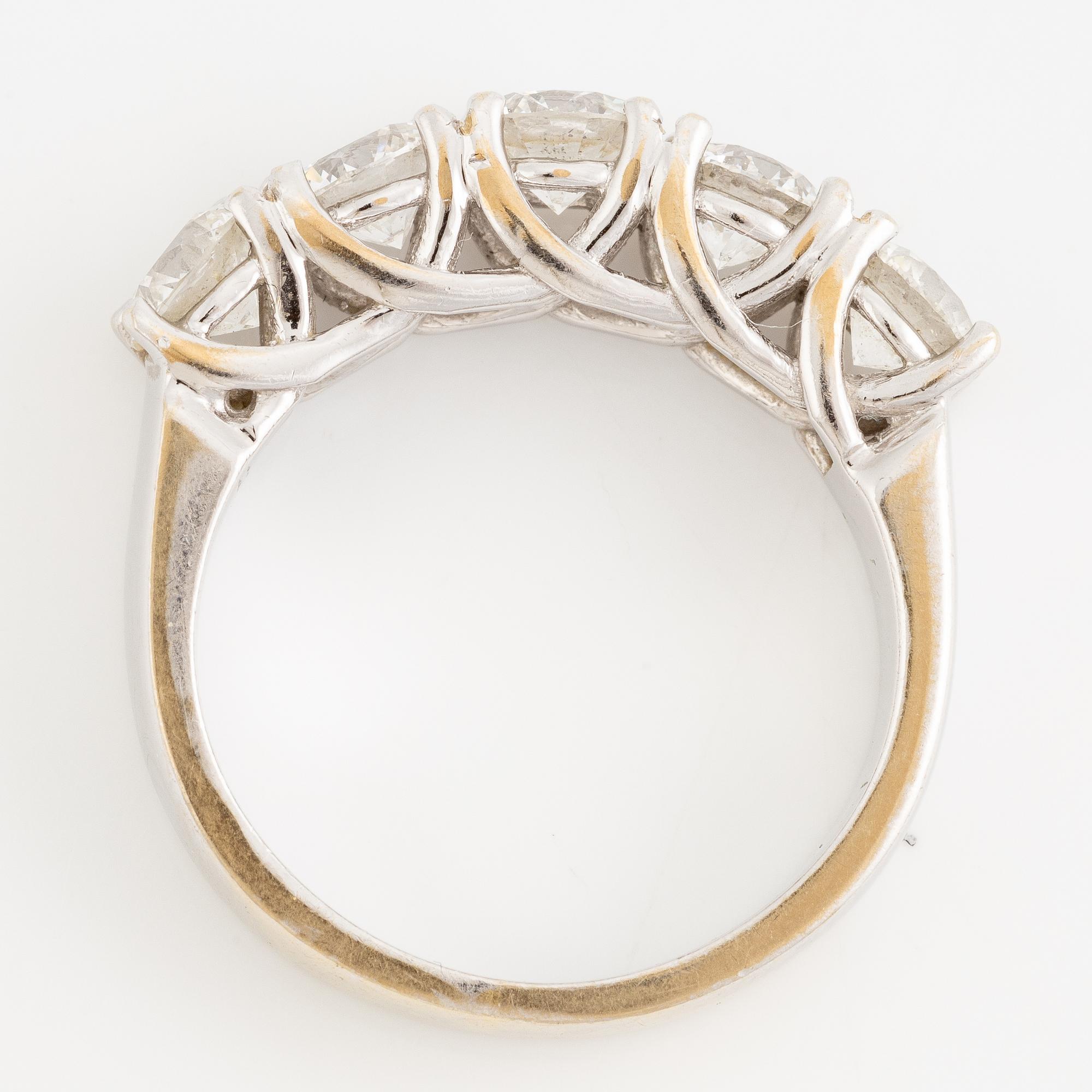 Ring, 18K white gold with five brilliant-cut diamonds.