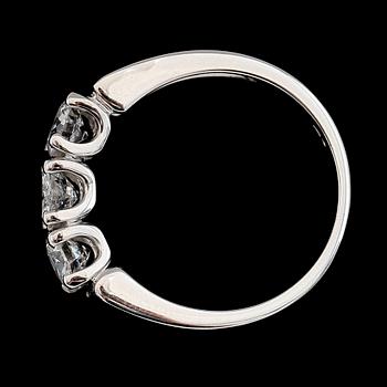 RING, 18 k vitguld, 3 briljantslipade diamanter tot ca 1.14 ct.