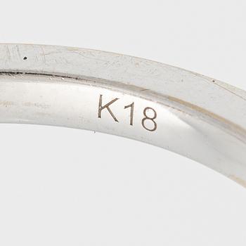 Ring, 18K vitguld med radiantslipad diamant och briljantslipade diamanter.