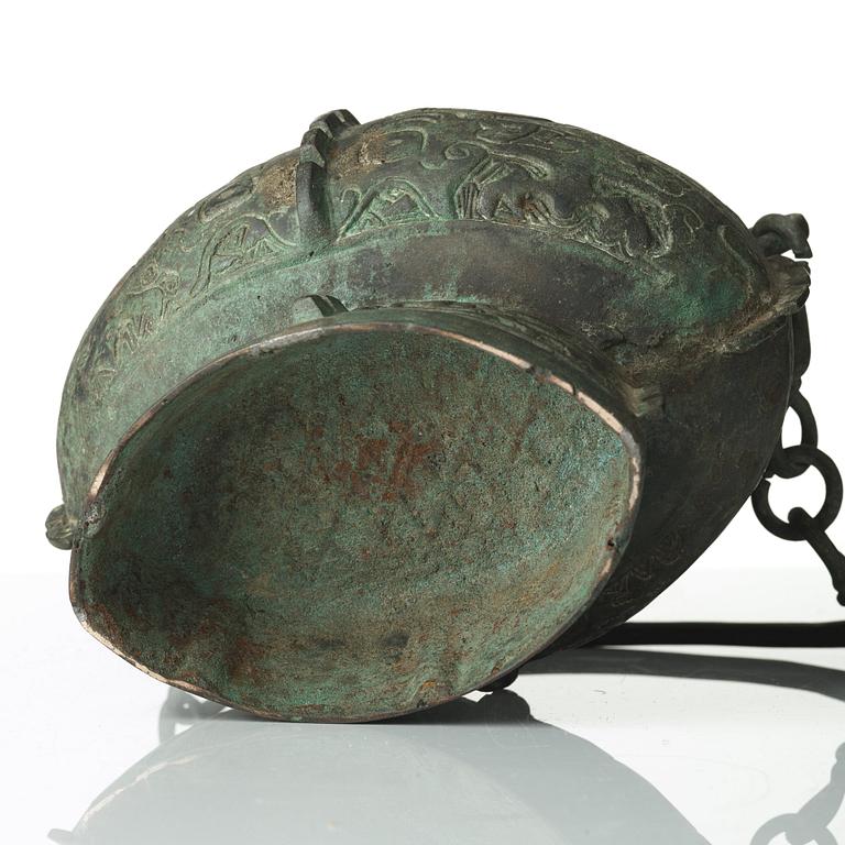 An archaistic bronze vessel with cover, presumably Ming dynasty (1368-1644).