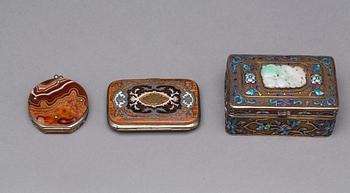 DOSA SAMT PLÅNBÖCKER 2 st. Bland annat silverhalt 800.