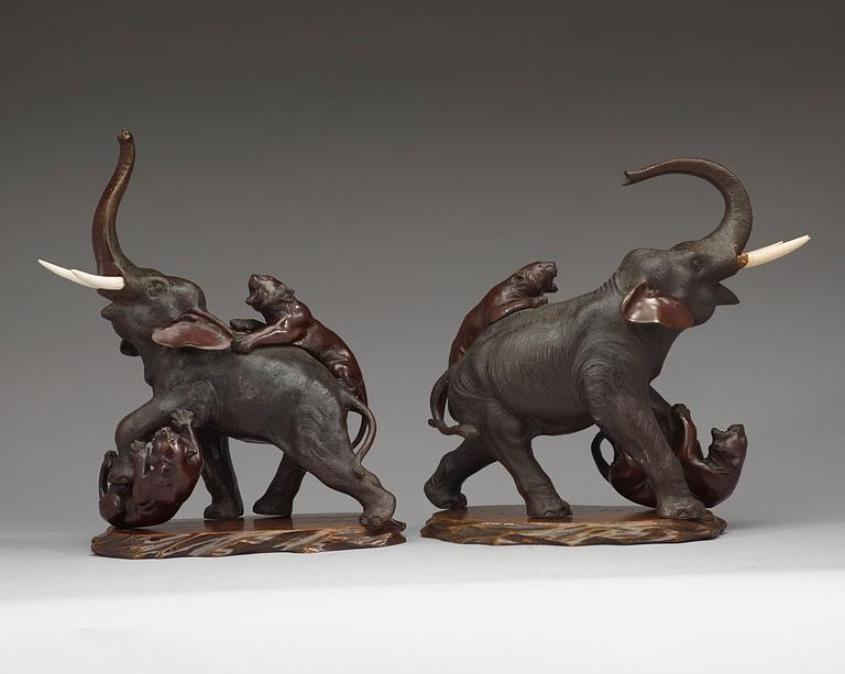 SKULPTURER, ett par, brons. Japan, sen Meiji (1868-1912).