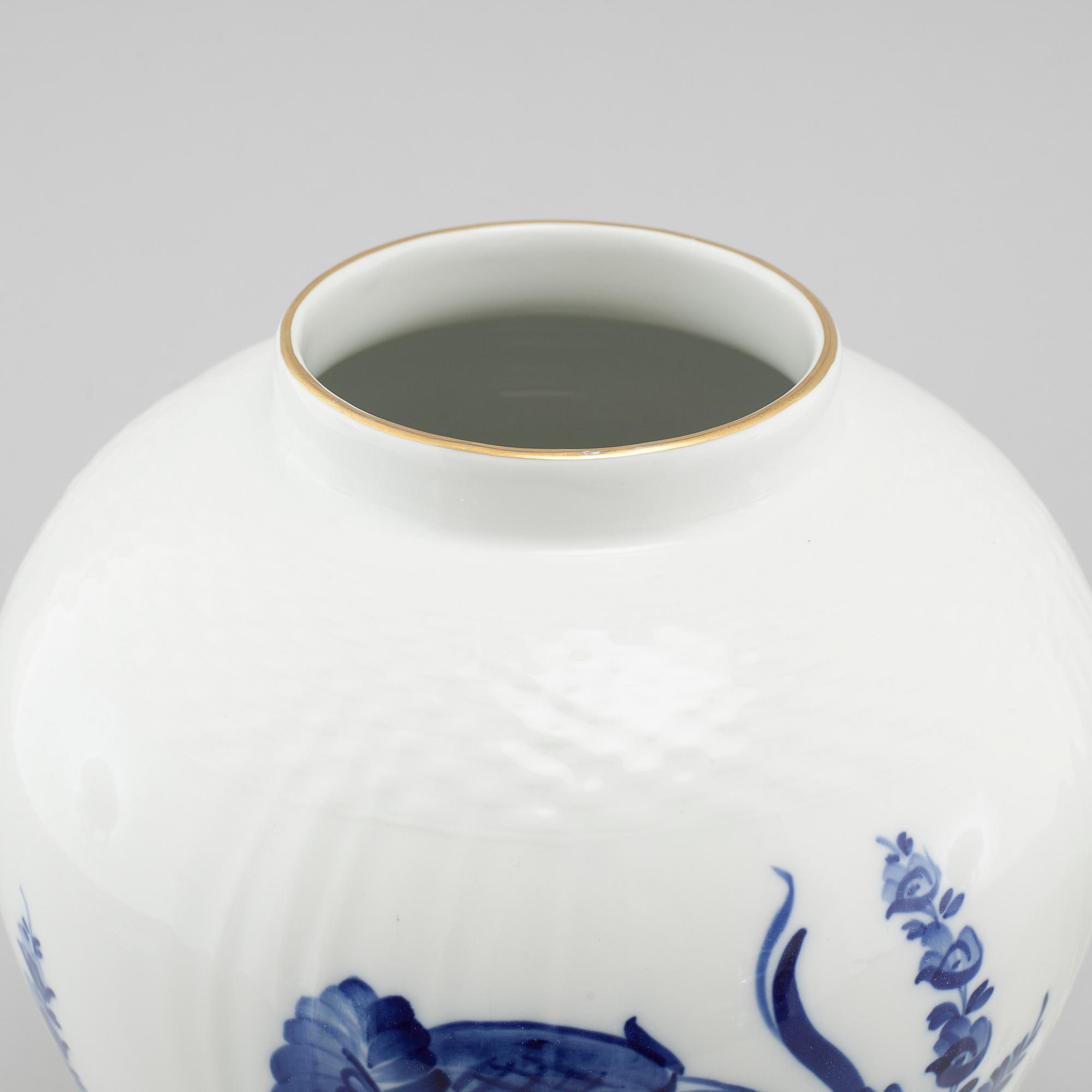 A "Blå blomst" porcelain vase with lid, Royal Copenhagen, second half of the 20th cenutry.