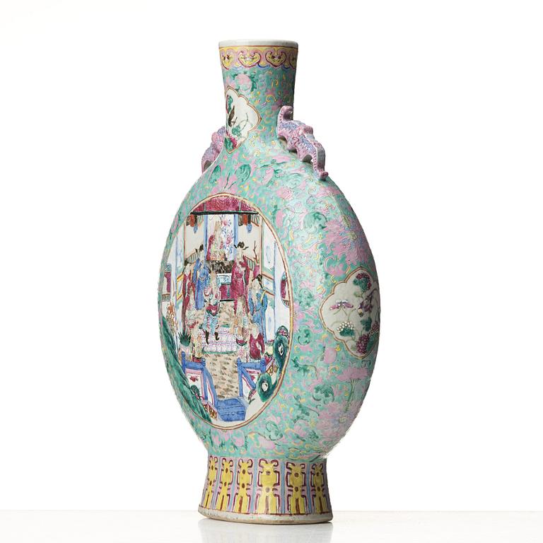 A large famille rose moon flask, late Qing dynasty, 19th Century.