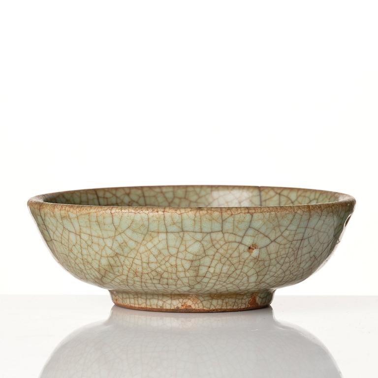 A ge-glazed bowl, Yuan/Ming dynasty.