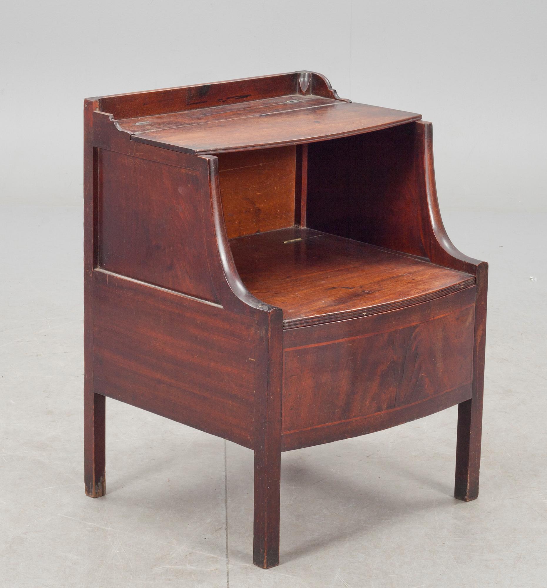 POTTSKÅP. Regency England, omkring 1800.