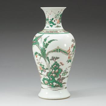 A famille verte vase, Qing dynasty, 19th Century.