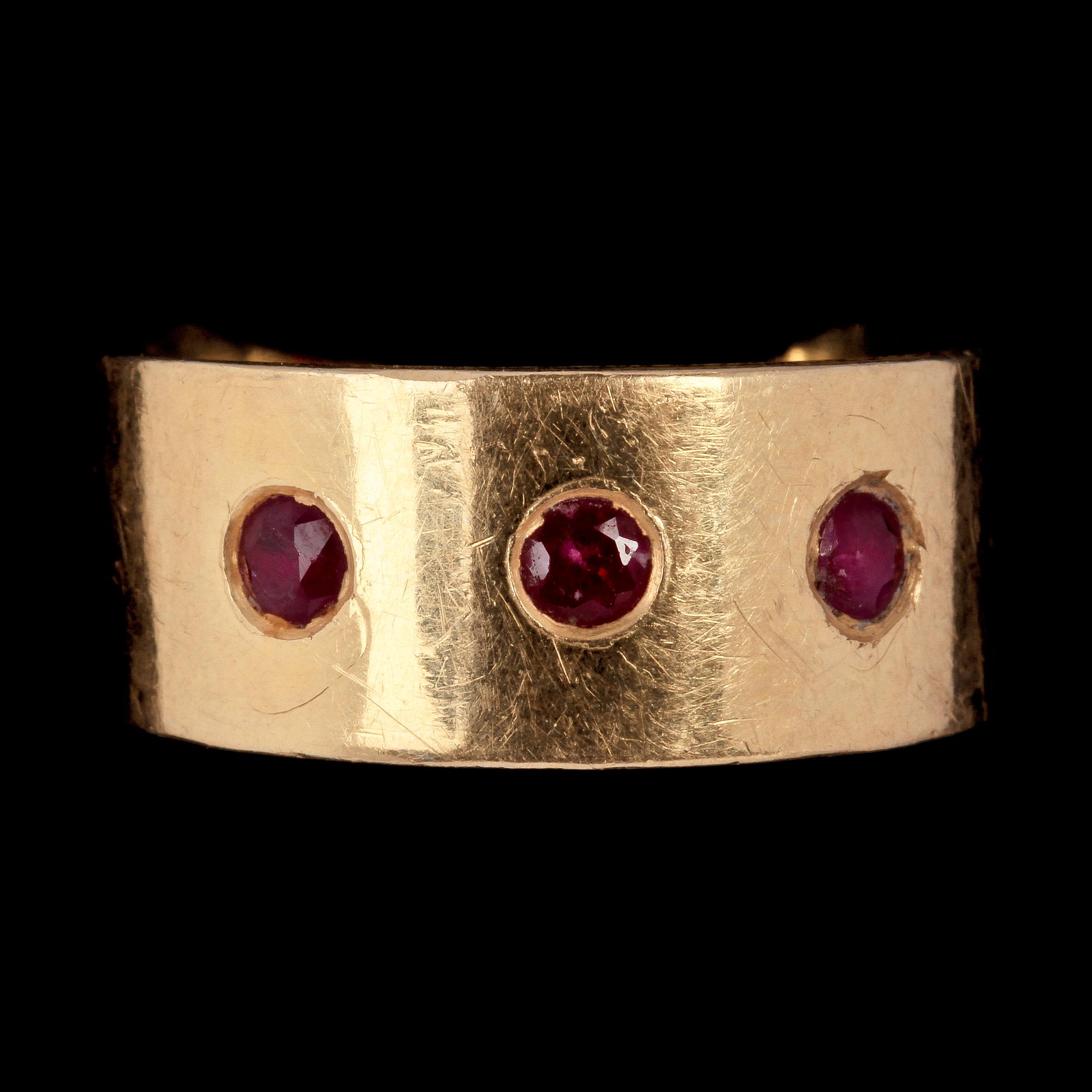 RING, 18k guld med tre små rubiner. Vikt 6 g.