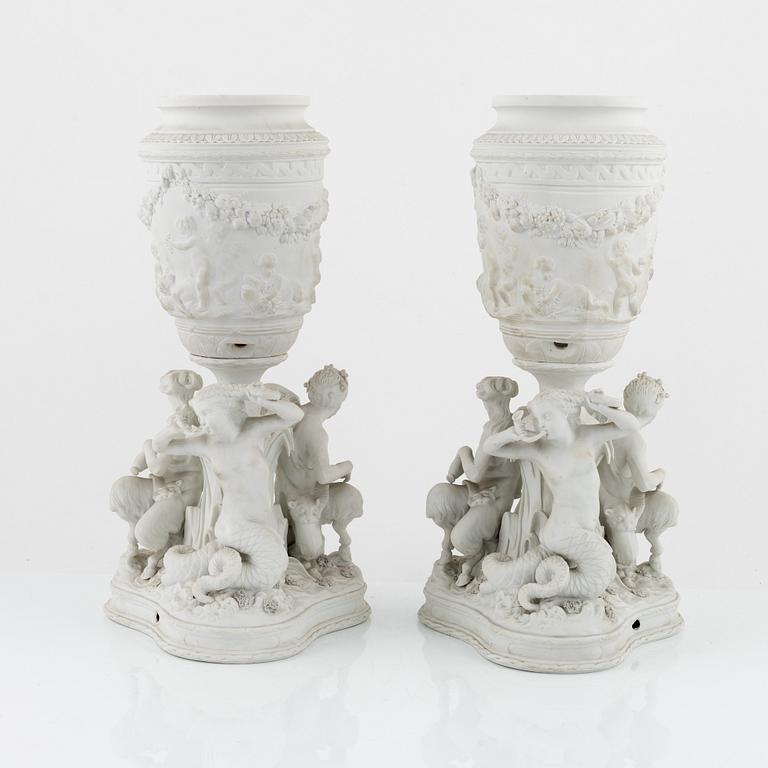 Urnor, ett par, parian, Oscar II:s ägarmärkning, 1800-talets mitt.