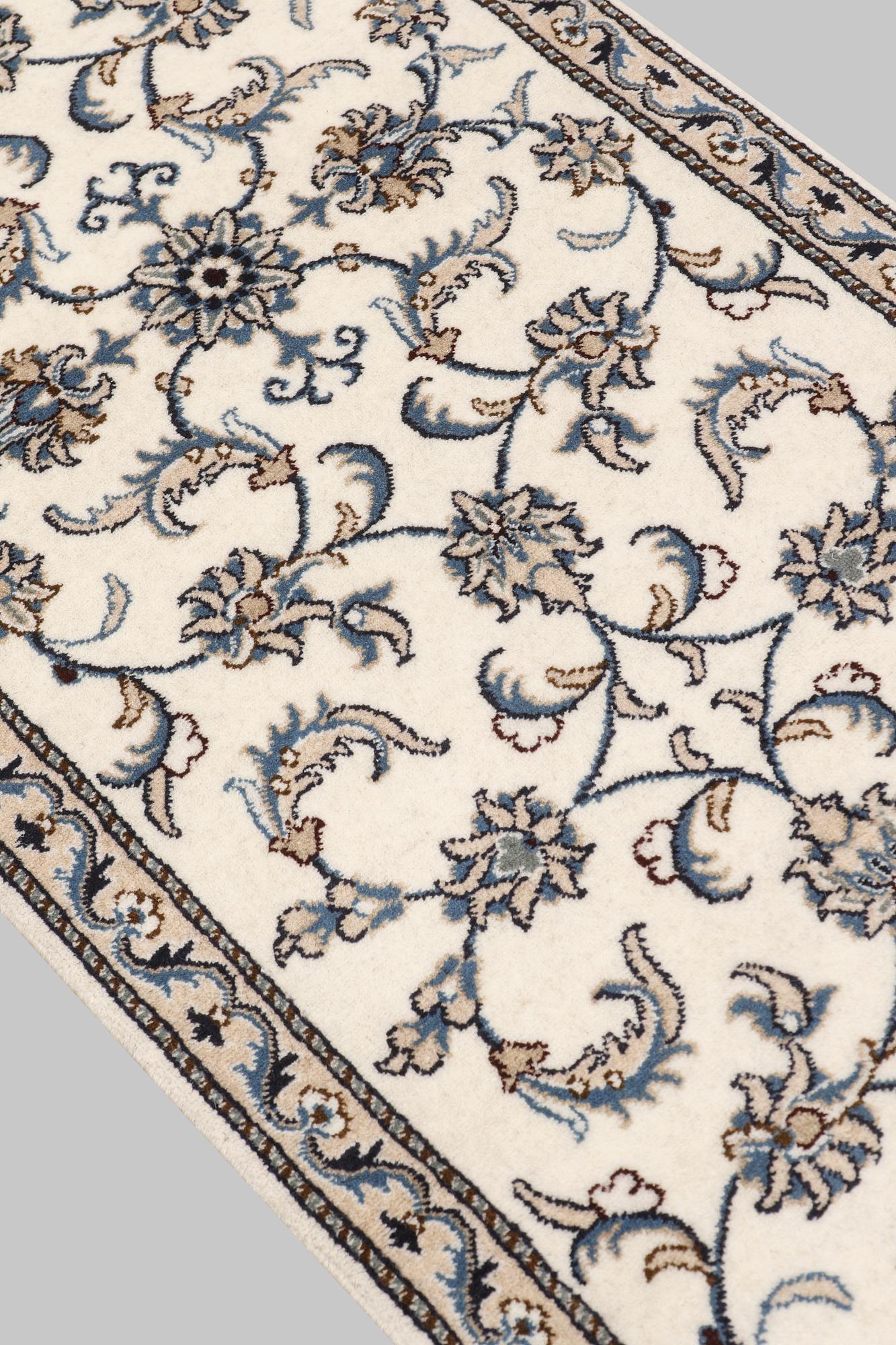 A Nain runner, approx. 286 x 80 cm.