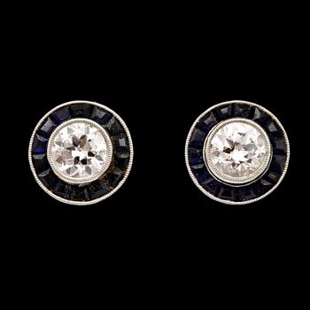 2. A pair of brilliant cut diamond and carré cut blue sapphire earrings, tot. app. 0.70 cts of diamonds.