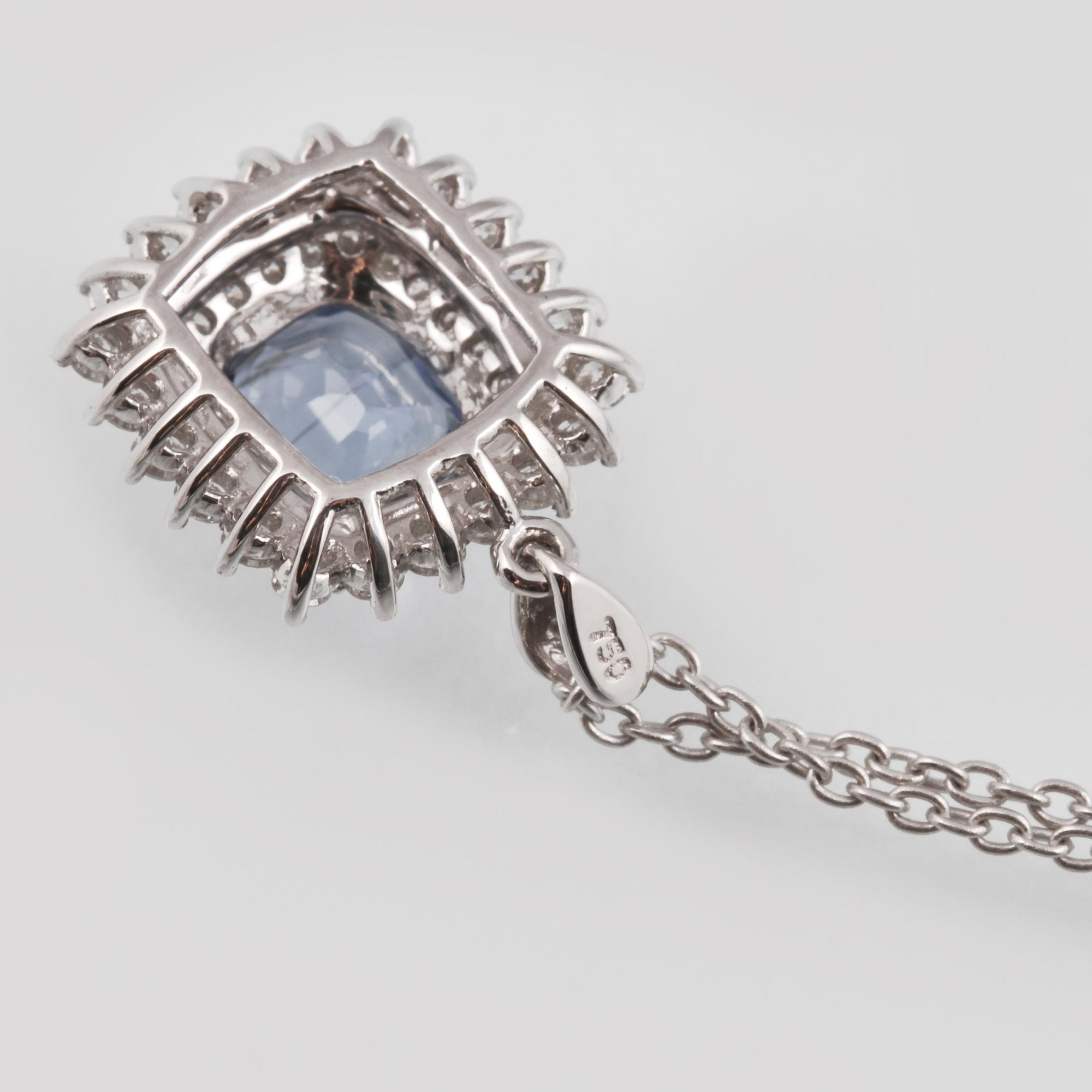 HÄNGE, 18K vitguld med ovalslipad blå safir ca 1.46 ct samt briljantslipade diamanter ca 0.49 ct. Vikt 5,1 gram.