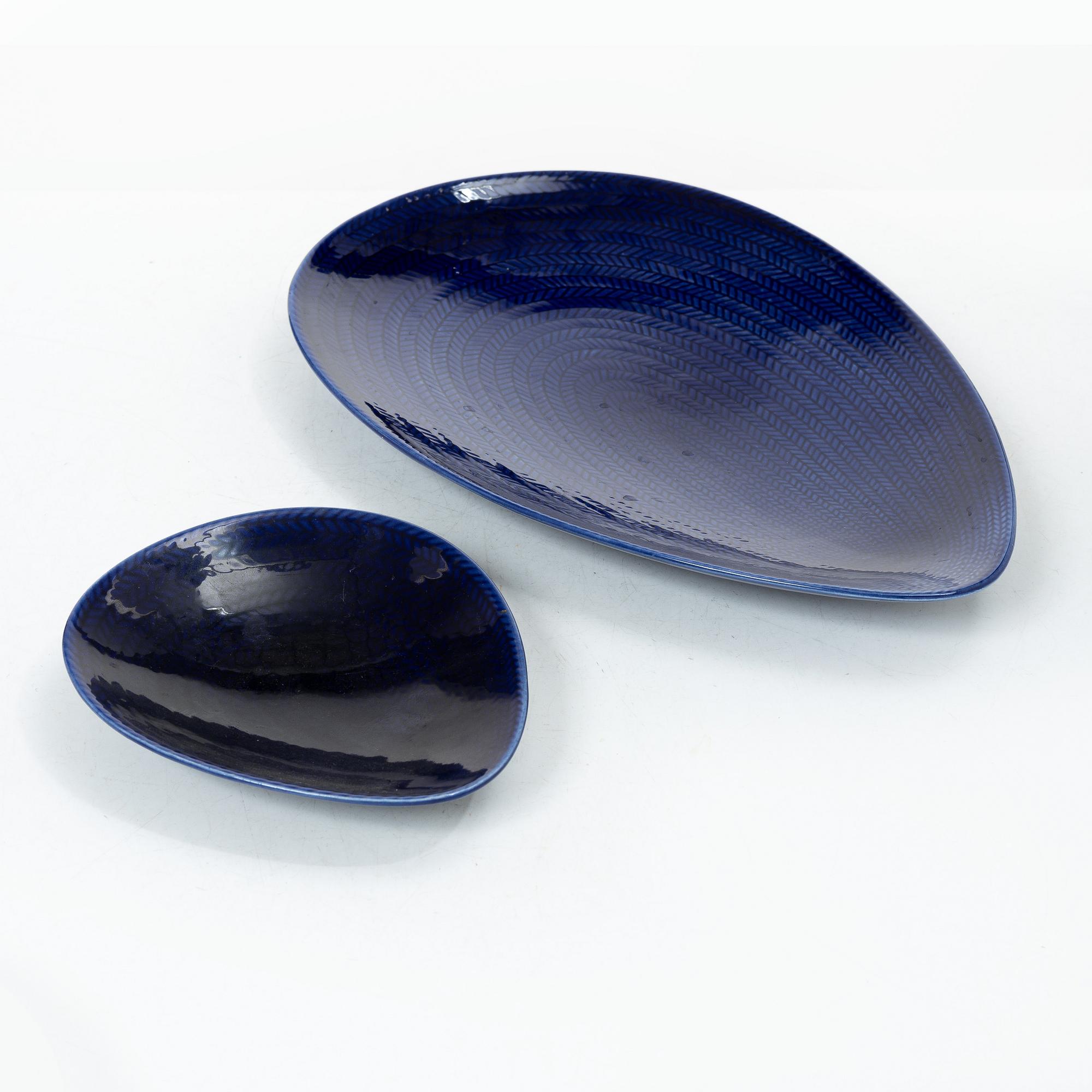 Hertha Bengtson, A 17 piece tableware set, “Blå eld”, Rörstrand.