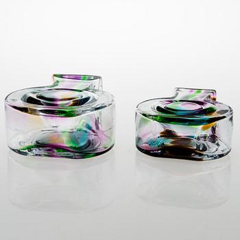 HELENA TYNELL, vaser, 2 st signerade Riihimäen Lasi Oy, Helena Tynell.