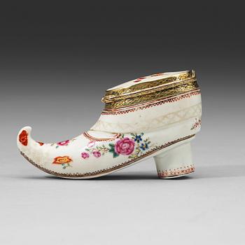 474. An export porcelain famille rose snuff box in the form of a shoe, Qing dynasty, Qianlong (1736-1795).