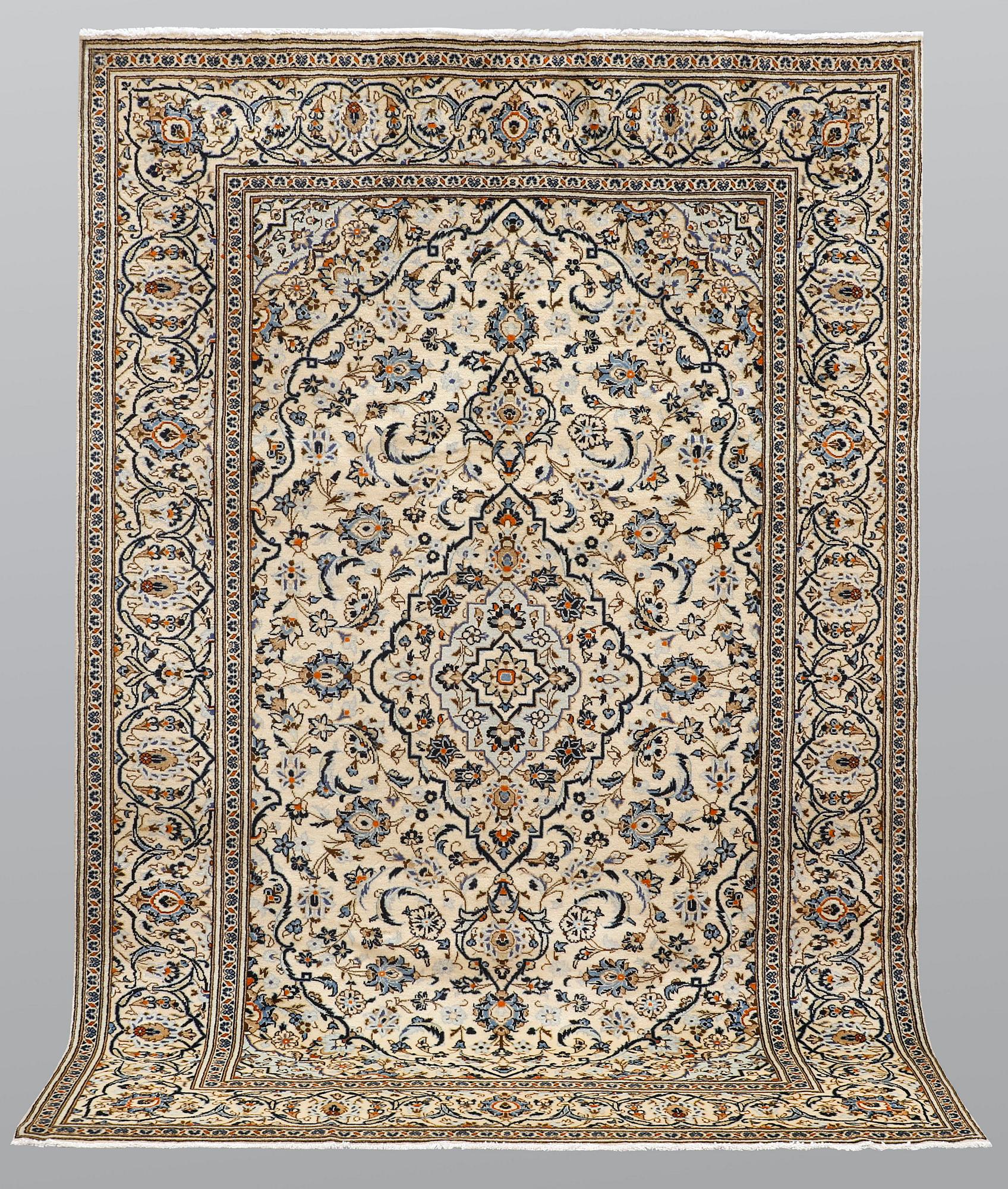 A carpet, Kashan, ca 297 x 200 cm.