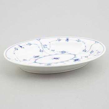 Serveringsfat, två stycken, samt sil till fiskfat, porslin, "Musselmalet", Royal Copenhagen.