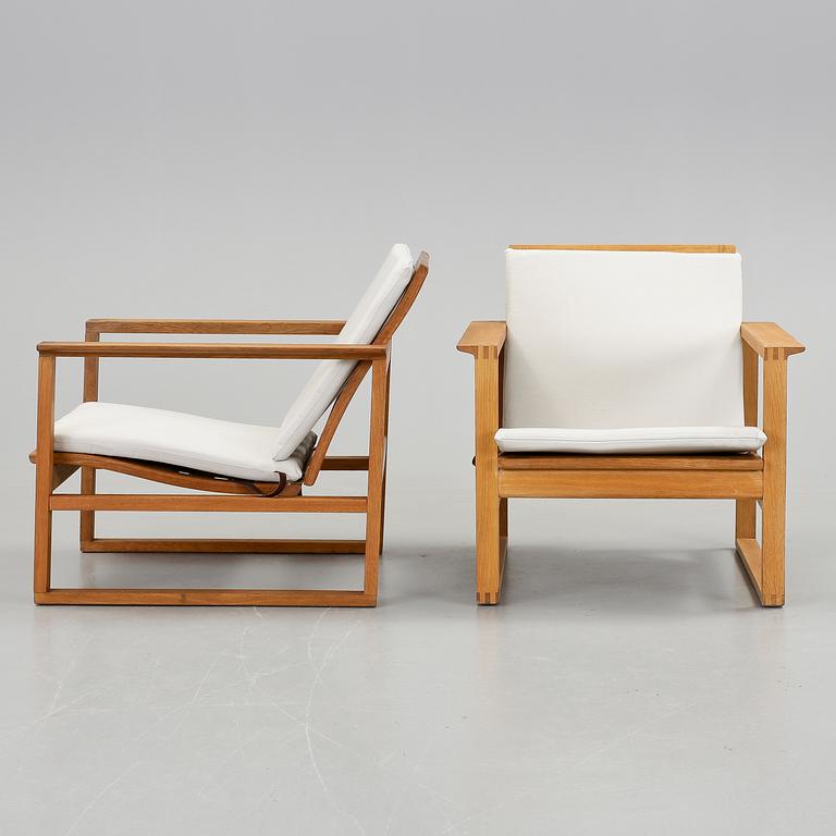 BØRGE MOGENSEN, fåtöljer, ett par, "Slädestolen modell 2256", Fredericia Möbelfabrik, etikettmärkta.