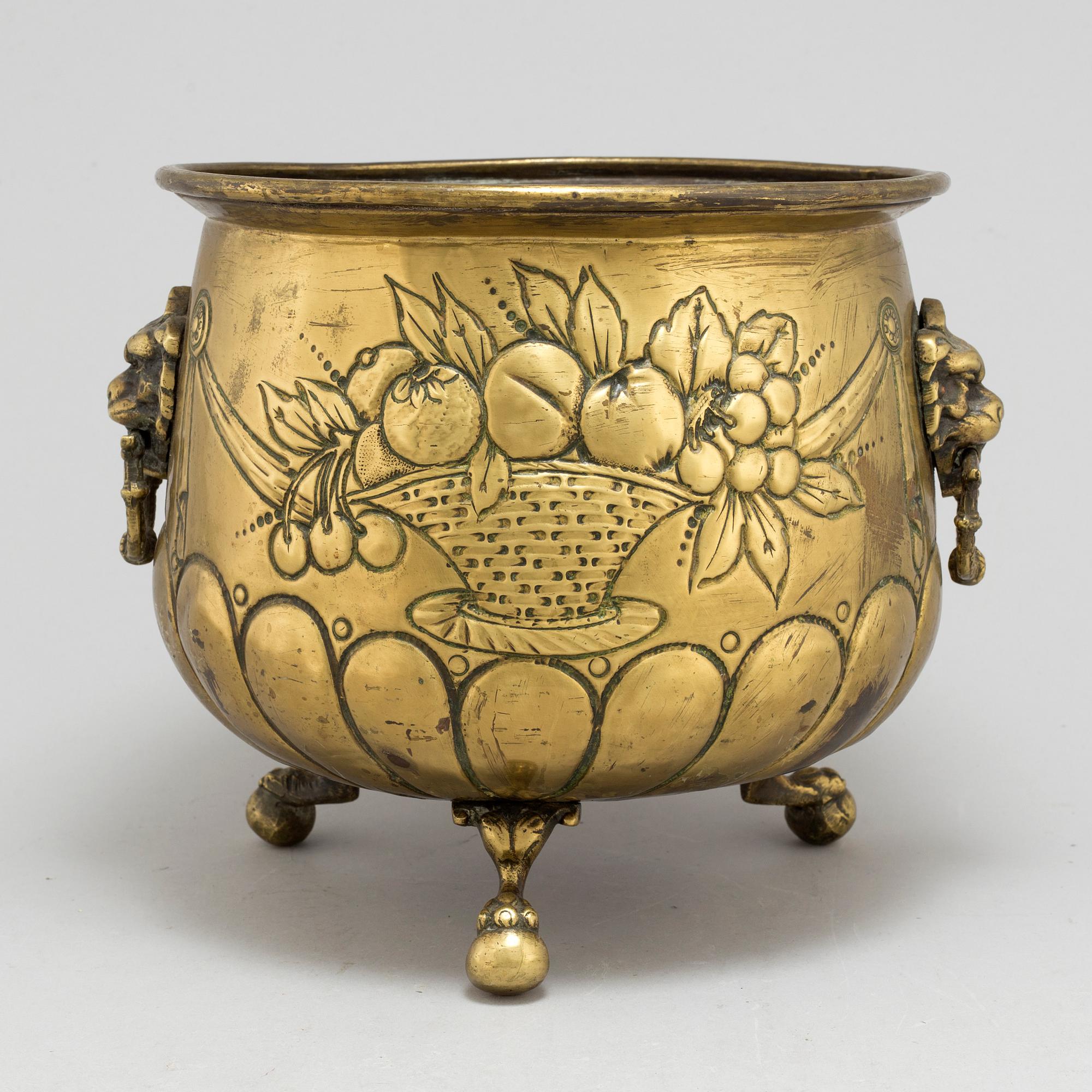 AN 18TH CENTURY BRASS FLOWER POT.