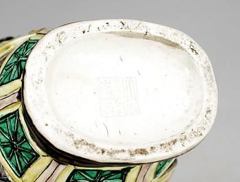 URNA, porslin, famille noirefärger, Kina, modern tillverkning.