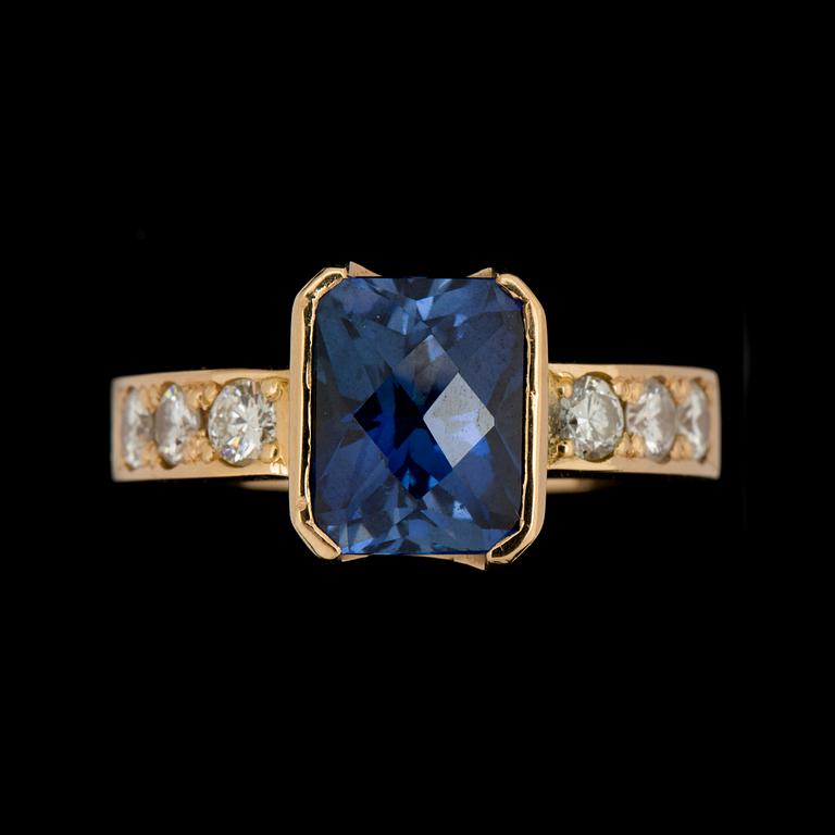 RING, 18 k guld med safir ca 5,50 ct samt 6 briljantslipade diamanter ca 0,90 ct. Vikt ca 14 g.