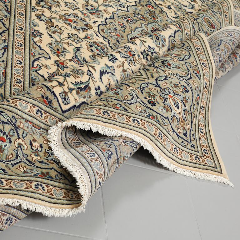 A KESHAN RUG, ca 300 x 200 cm.