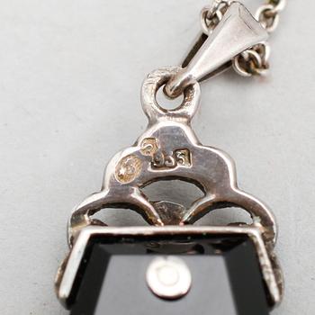 GARNITYR, 4 del, sterlingsilver, markasiter samt onyx, 1900-talets första hälft.