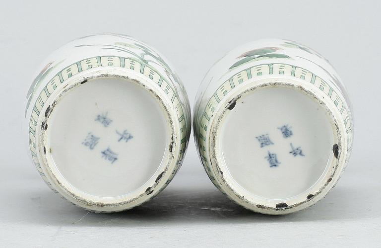 VASER, ett par, porslin, KangXi-stil, Kina, 1900-tal.