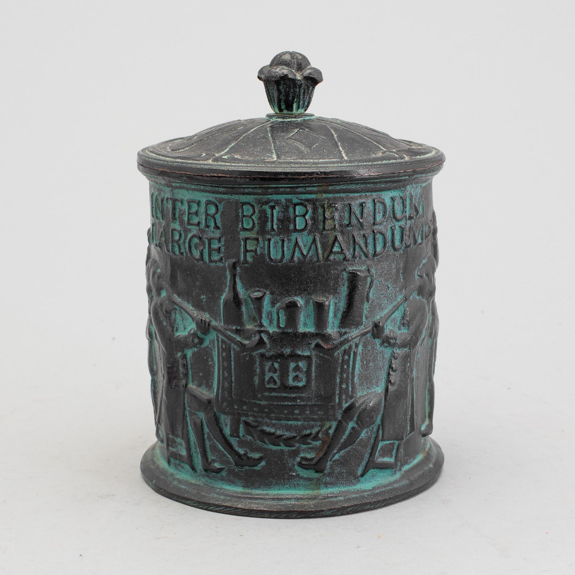 A tobacco jar, 20th century.