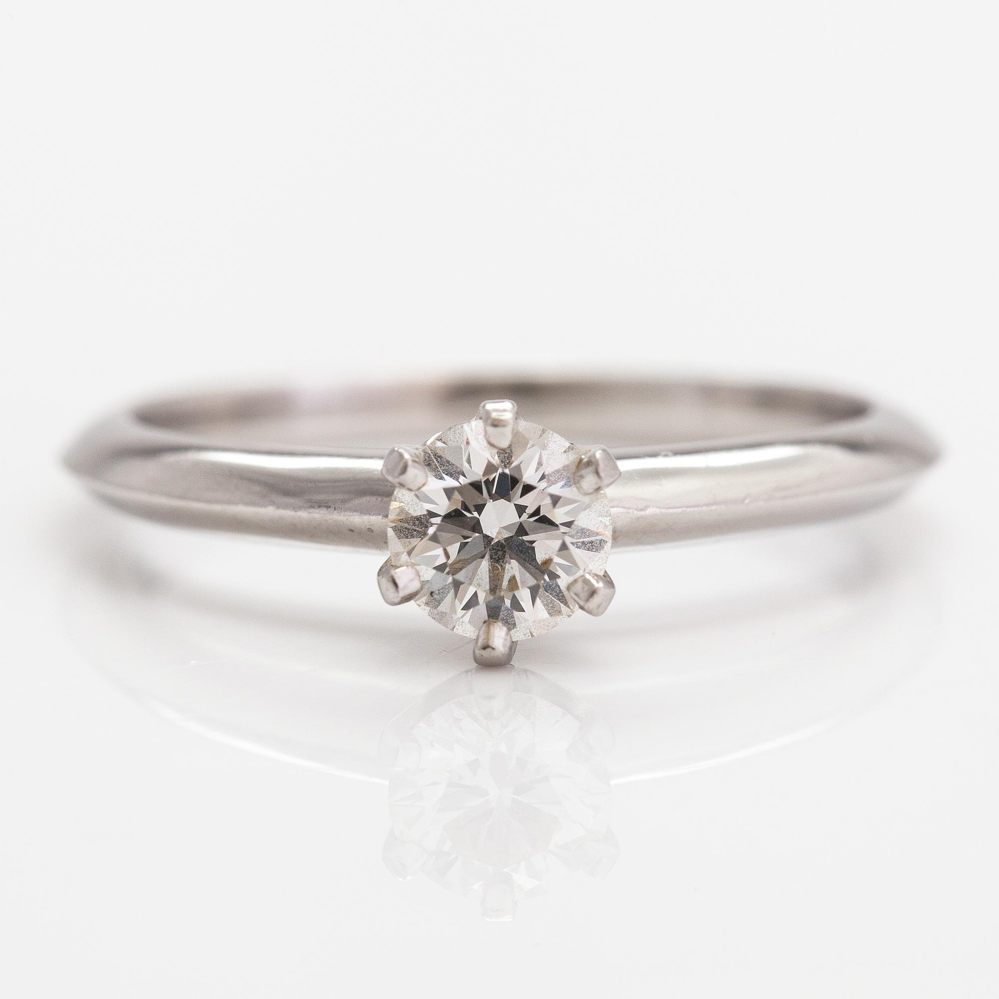 Tiffany & Co, Ring, platina och diamant ca 0.41 ct. Märkt Tiffany & Co, 19178048.