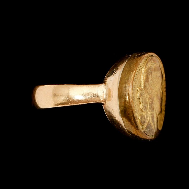 RING, skena 18 k guld, svenska stämplar 1964, med franskt mynt.