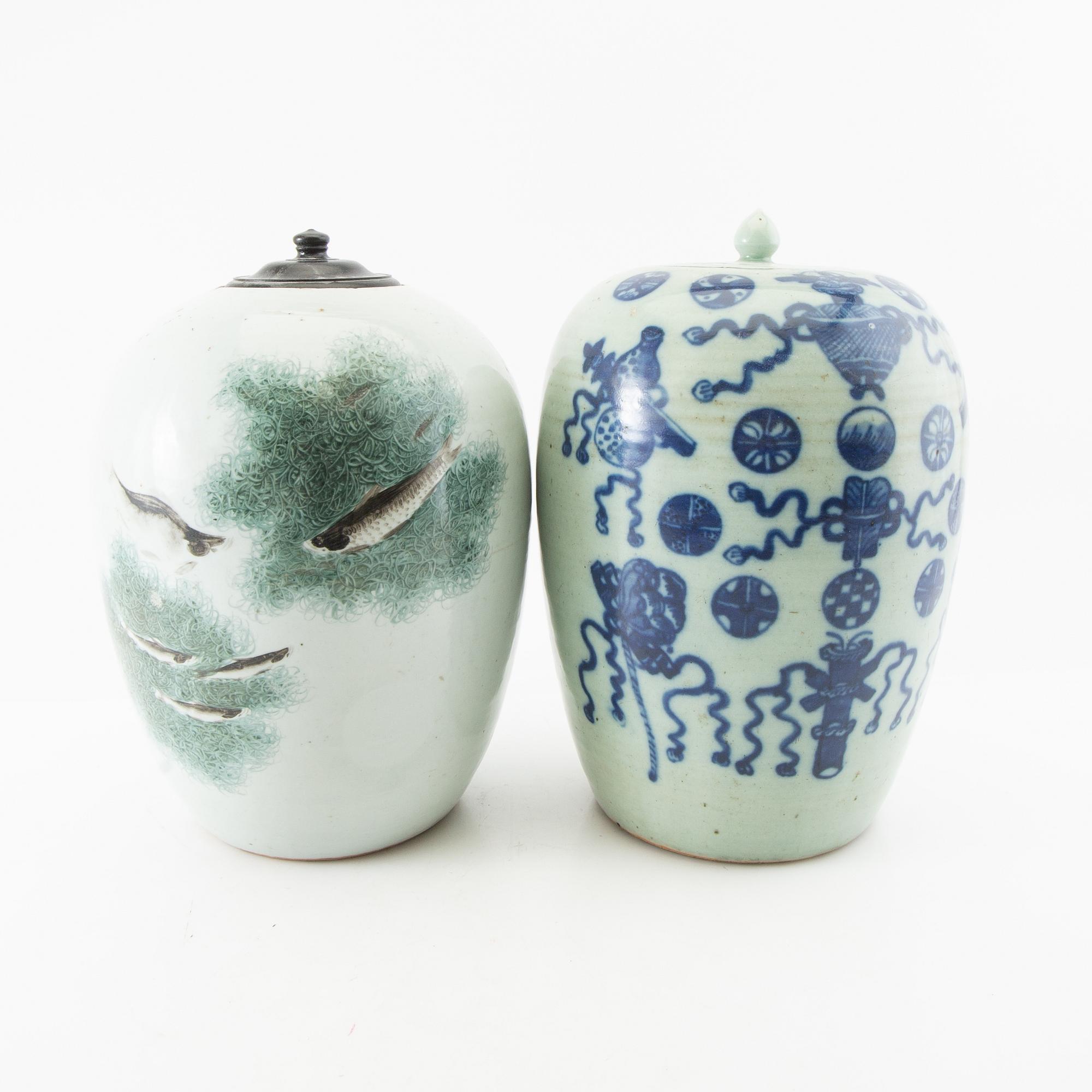 Lock urns 2 pcs China 19th/20th century porcelain.