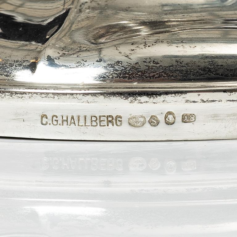 A silver coffee pot, cream jug and sugar bowl, Swedish import mark of CG Hallberg, Stockholm 1927.