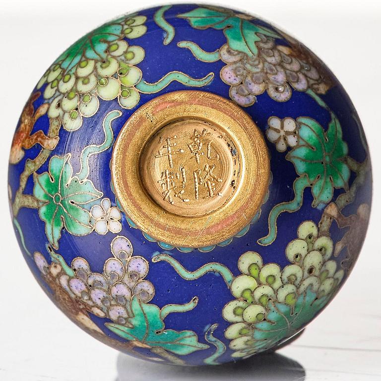 A cloisonné snuff bottle with stopper, late Qing dynasty with four character mark.