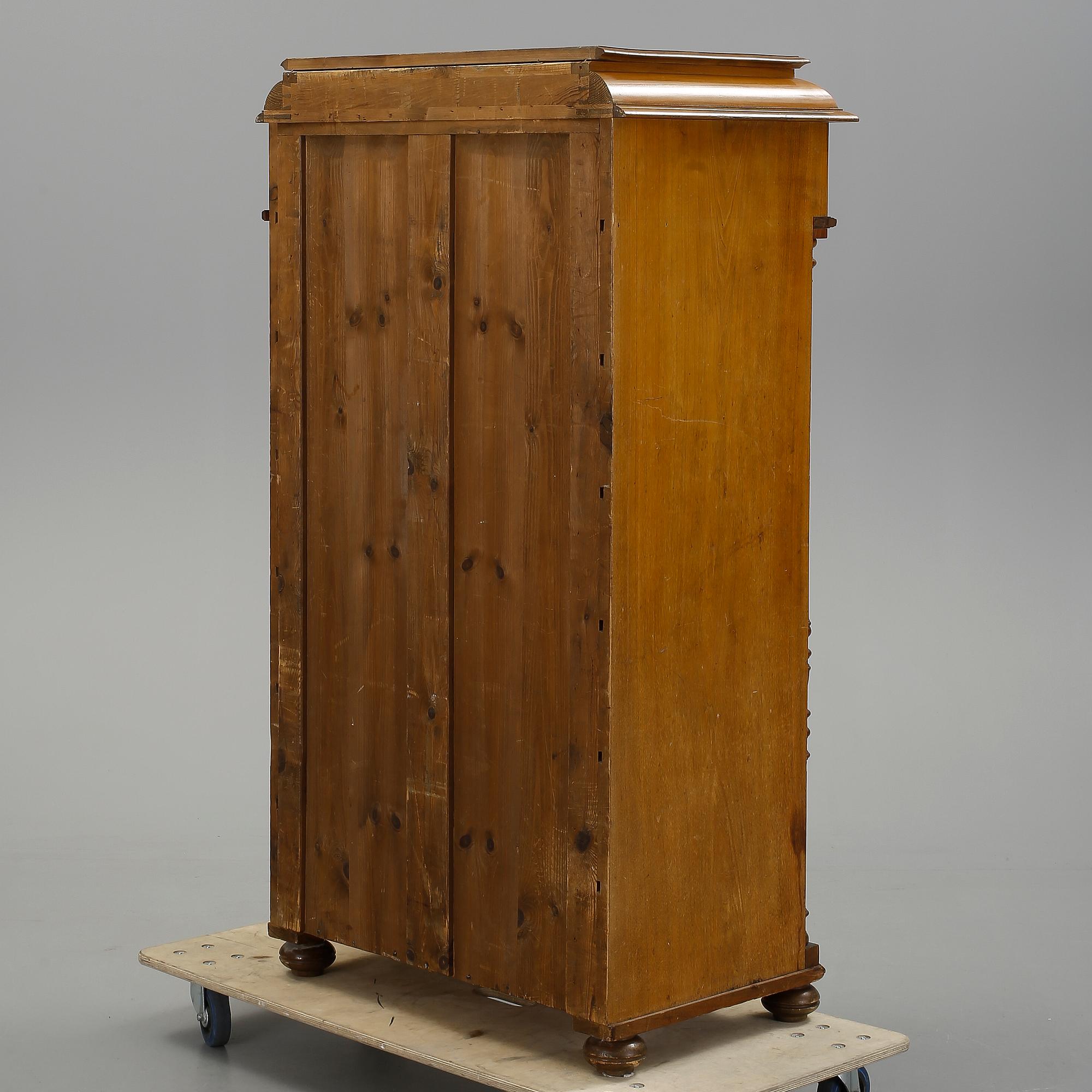 HERRBYRÅ, nyrenässans, 1800-talets slut.