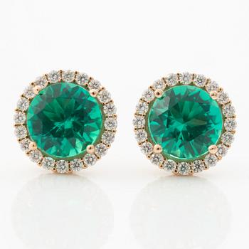 Örhängen 18K guld med syntetiska smaragder och briljantslipade diamanter.
