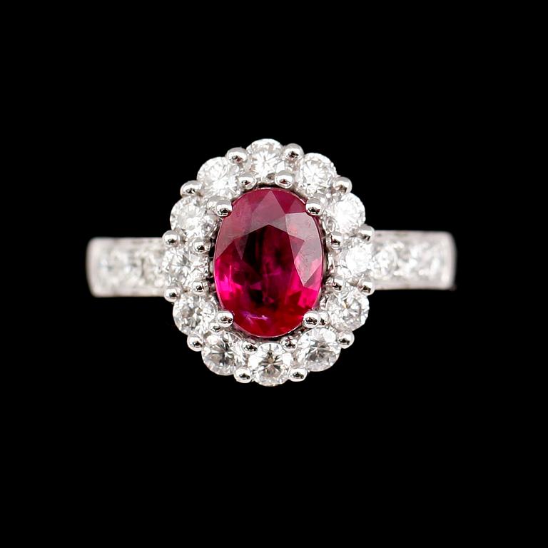 RING, 18 k vitguld, rubin ca 1.50 ct, briljantslipade diamanter tot ca 1.03 ct.