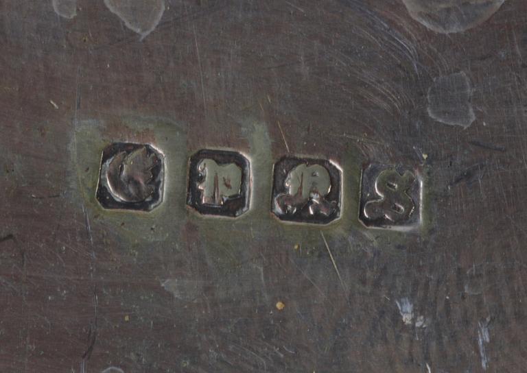 SERVERINGSBESTICK, två par, nysilver resp silver, England.