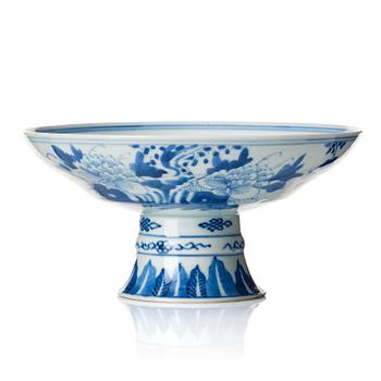 1106. A blue and white tazza, late Qing dynasty, 19th Century.