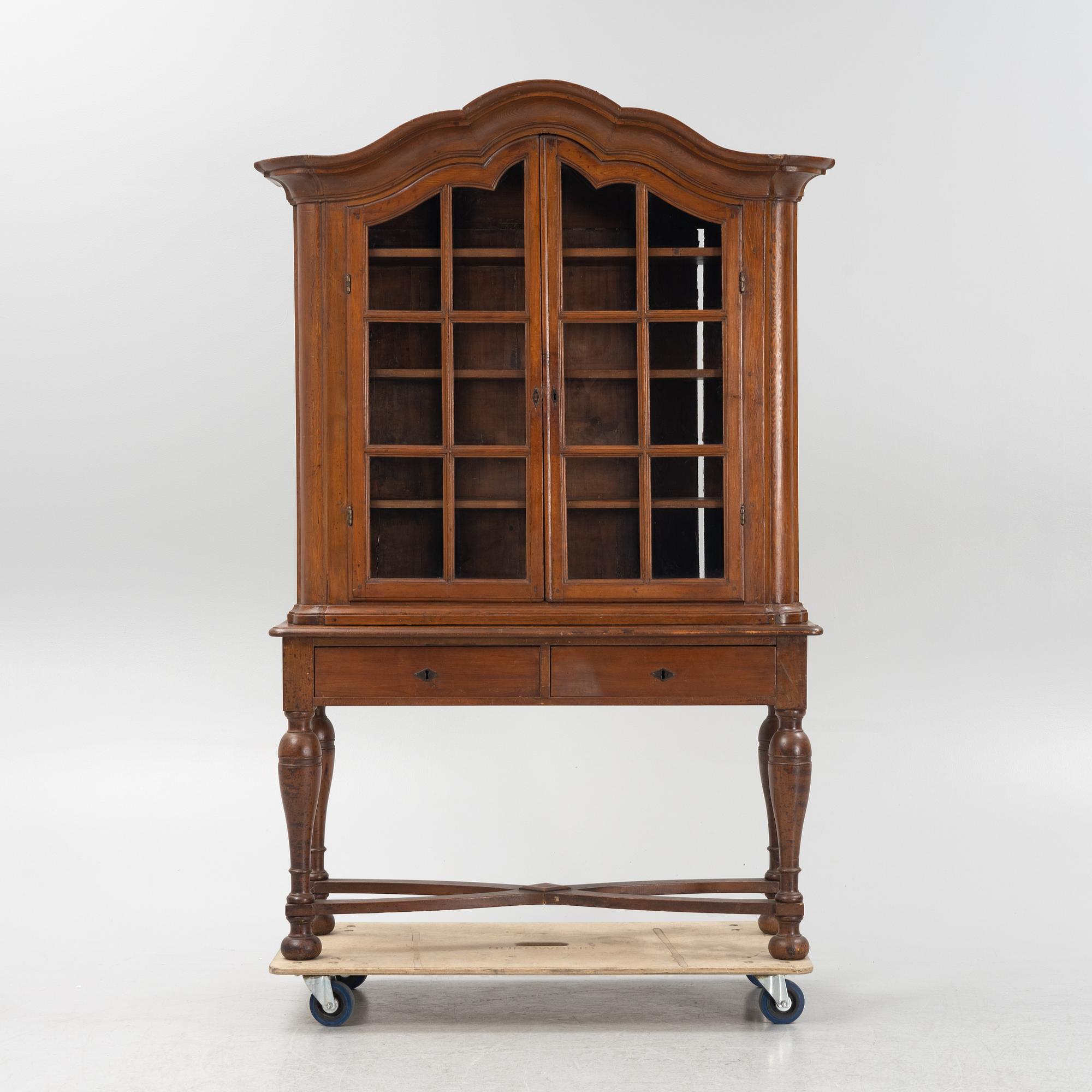 Vitrinskåp överdel, rokoko, 1700-tal, på senare benställning.