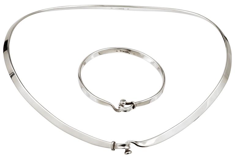 Vivianna Torun Bülow-Hübe, A Vivianna Torun Bülow Hübe silver necklace and bangle, executed in France late 1960's.