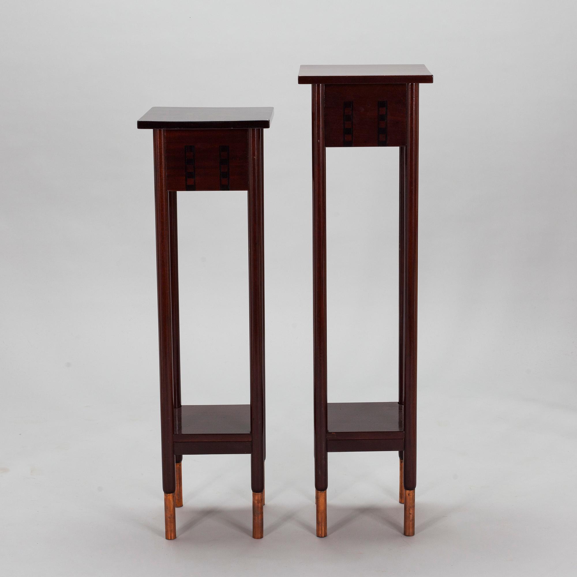 Bernhard Häkli, An oval table and two flower pedestals, Vihdin Puuseppäin Huonekaluliike 1911.