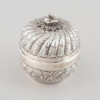 Round box with lid, silver, 20th century.