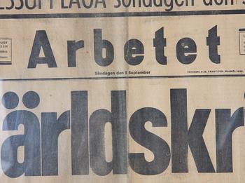 FÖRSTASIDOR, 2 st, Arbetet och Vestkysten, 3 september 1939 resp 5 maj 1945.