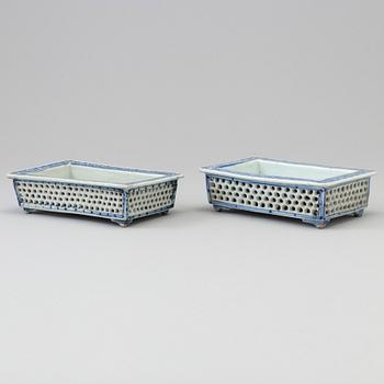 Two blue and white porcelain pots, Qing dynasty, 19th century.